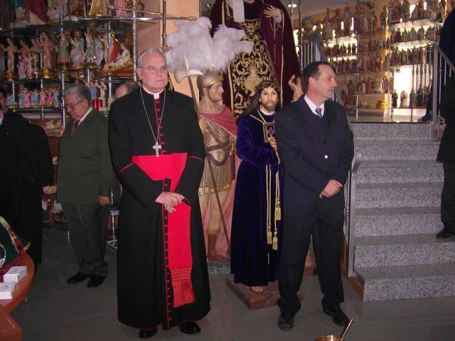 su eminencia el cardenal D.CARLOS AMIGO VALLEJO ARZOBISPO DE SEVILLA BENDICE LA NUEVA TIENDA DE BAMBALINA ARTICULOS RELIGIOSOS DE SEVILLA