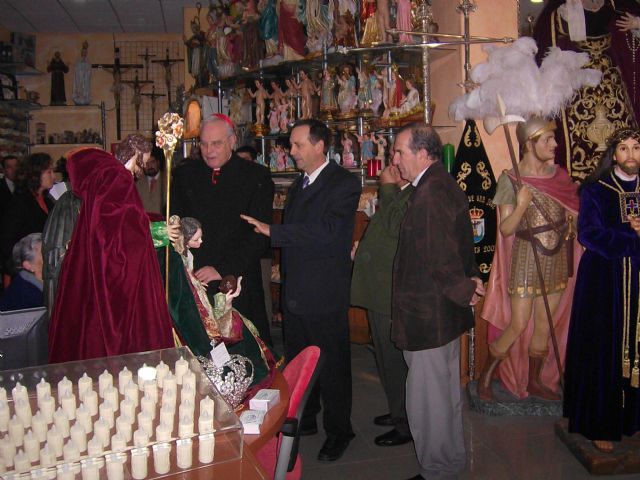 su eminencia el cardenal D.CARLOS AMIGO VALLEJO ARZOBISPO DE SEVILLA BENDICE LA NUEVA TIENDA DE BAMBALINA ARTICULOS RELIGIOSOS DE SEVILLA