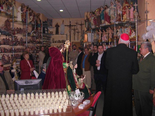 su eminencia el cardenal D.CARLOS AMIGO VALLEJO ARZOBISPO DE SEVILLA BENDICE LA NUEVA TIENDA DE BAMBALINA ARTICULOS RELIGIOSOS DE SEVILLA