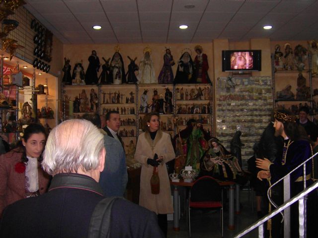 su eminencia el cardenal D.CARLOS AMIGO VALLEJO ARZOBISPO DE SEVILLA BENDICE LA NUEVA TIENDA DE BAMBALINA ARTICULOS RELIGIOSOS DE SEVILLA